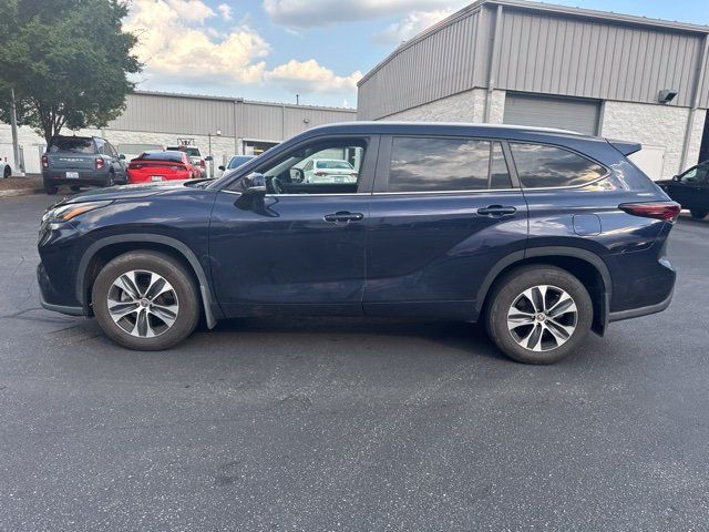 Used 2024 Toyota Highlander XLE FWD image 8