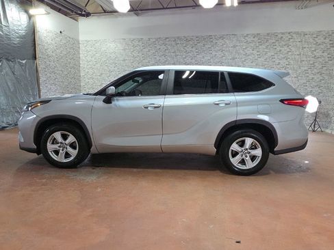 Used 2023 Toyota Highlander LE FWD image 4