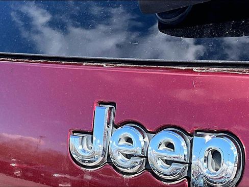 Used 2019 Jeep Cherokee Latitude Plus w/ Cold Weather Group image 8