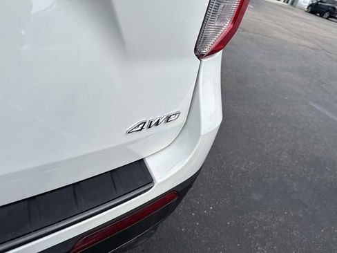 Used 2022 Ford Explorer XLT w/ Equipment Group 202A image 7