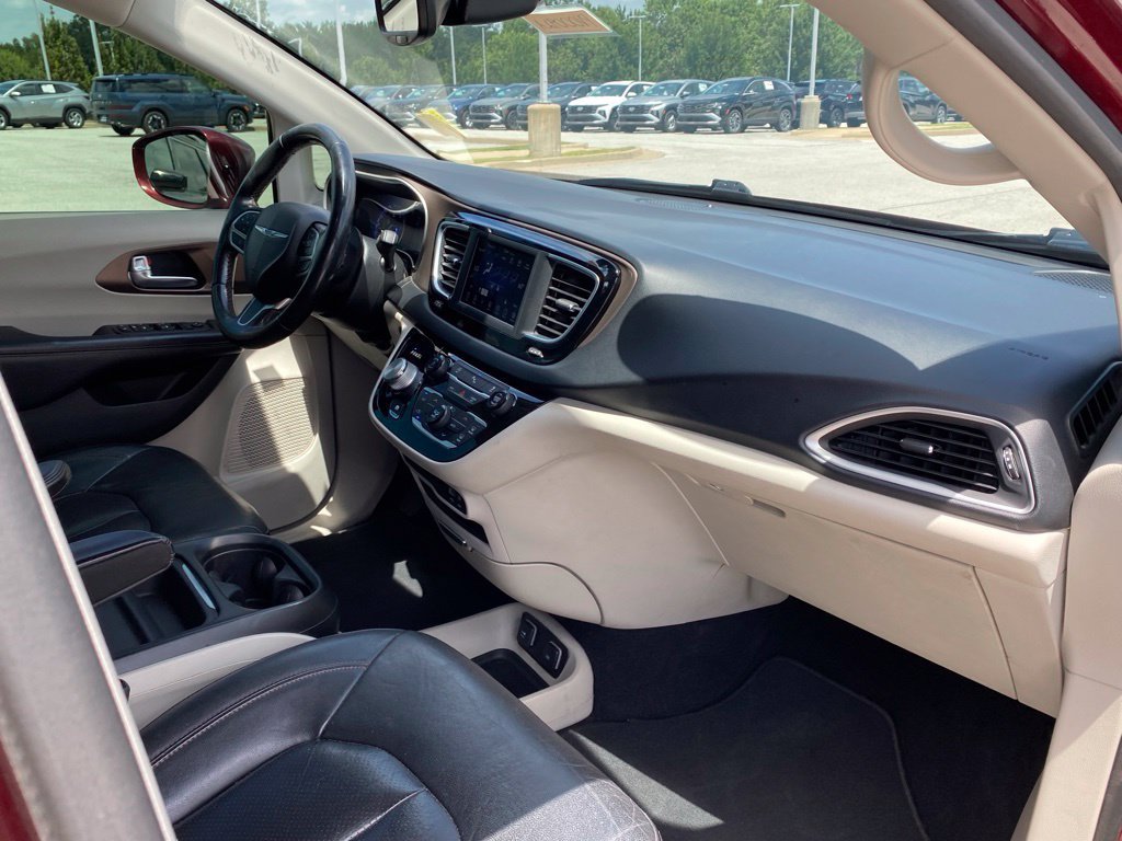 Used 2019 Chrysler Pacifica Touring-L FWD image 28