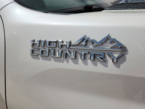 Used 2024 Chevrolet Silverado 2500 High Country w/ Technology Package AWD/4WD image 8
