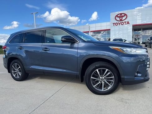 Used 2019 Toyota Highlander XLE AWD/4WD image 2