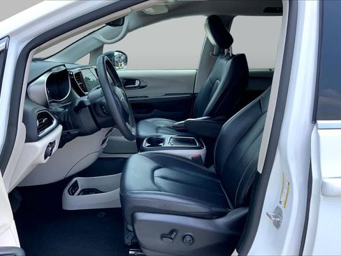 Used 2024 Chrysler Pacifica Touring-L FWD image 8