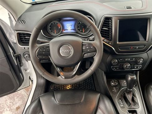 Used 2022 Jeep Cherokee Trailhawk image 19