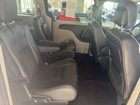 Used 2019 Dodge Grand Caravan SXT image 13