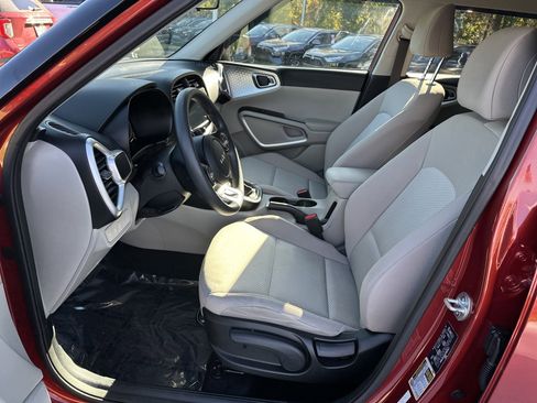 Used 2023 Kia Soul LX w/ LX Technology Package image 16