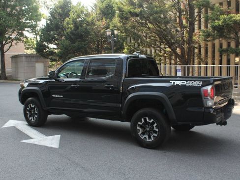 Used 2021 Toyota Tacoma TRD Off-Road w/ Technology Package AWD/4WD image 9
