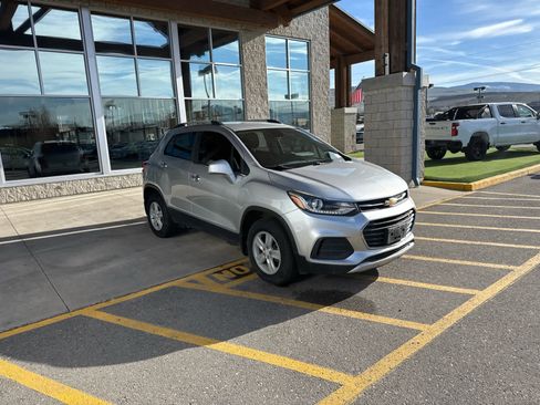 Used 2018 Chevrolet Trax LT w/ LT Convenience Package image 3