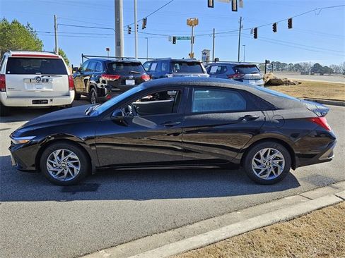 Used 2025 Hyundai Elantra Blue image 4