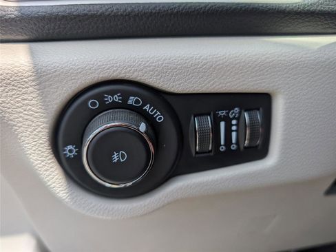 Used 2023 Chrysler Pacifica Touring-L w/ Uconnect Theater Family Group FWD image 27
