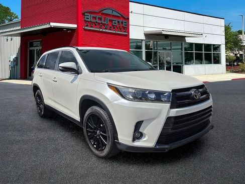 Used 2019 Toyota Highlander SE FWD image 2