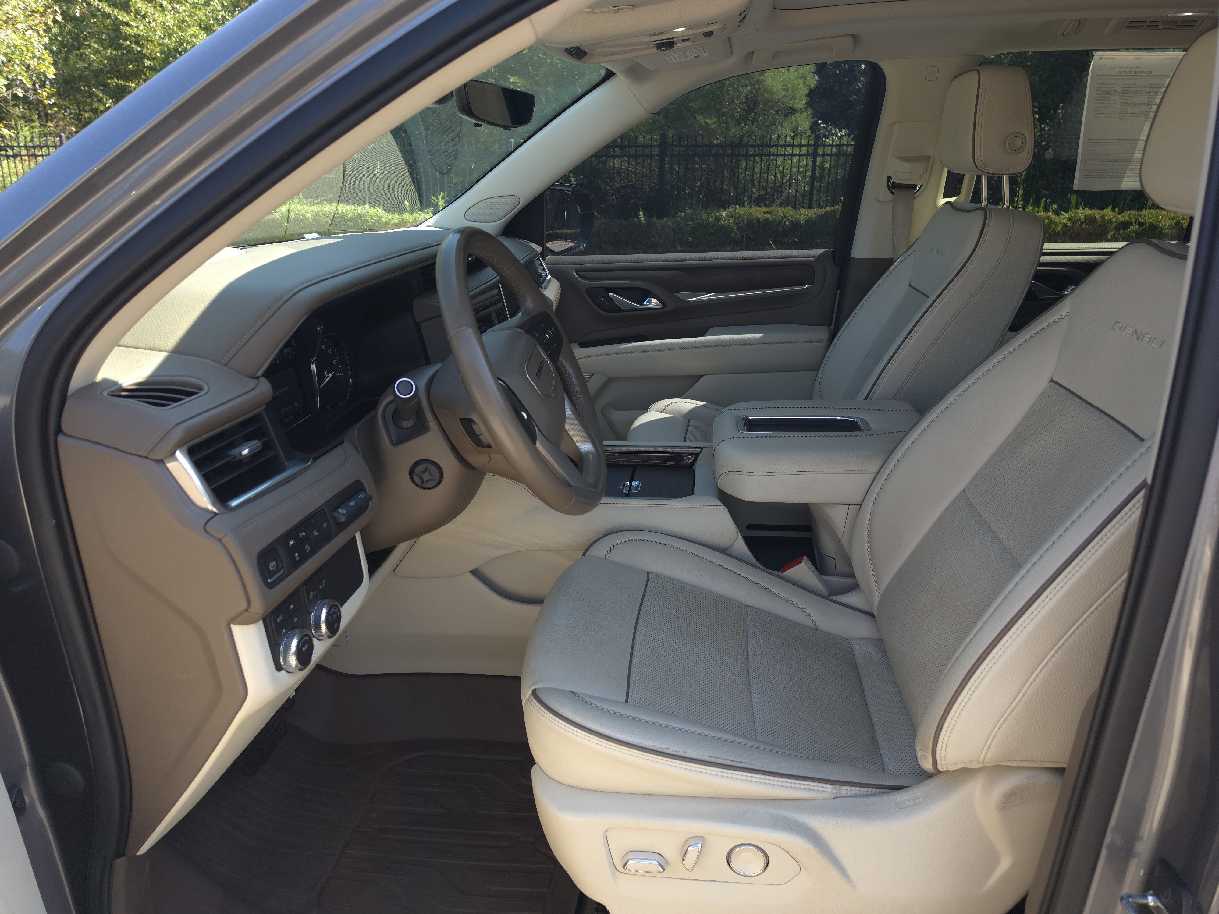 Used 2021 GMC Yukon Denali w/ Denali Premium Package AWD/4WD image 11