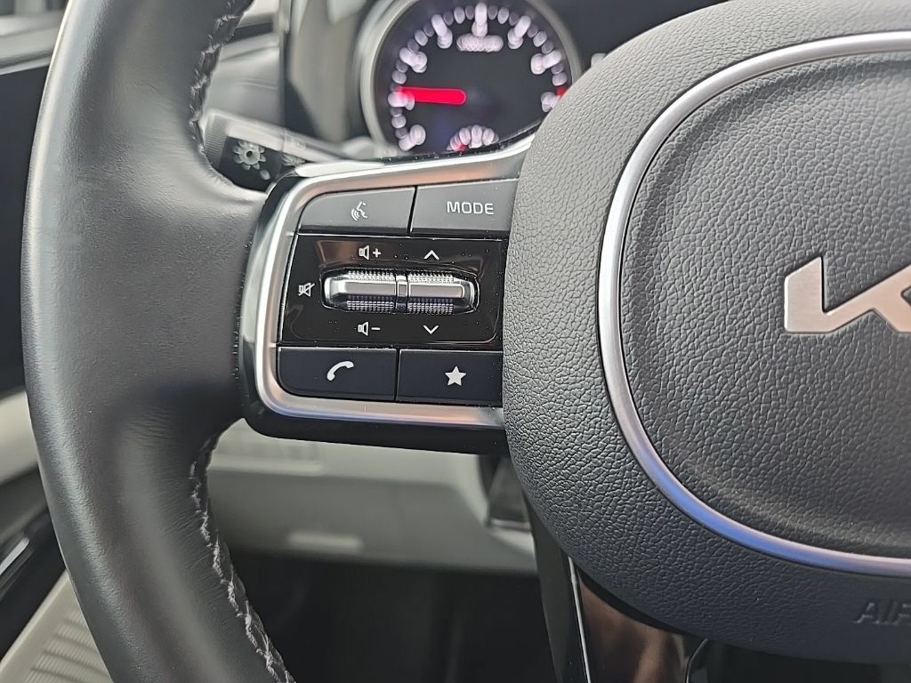 Used 2023 Kia Carnival EX FWD image 21