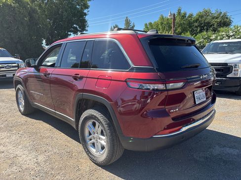 Used 2023 Jeep Grand Cherokee Laredo w/ Luxury Tech Group I AWD/4WD image 3