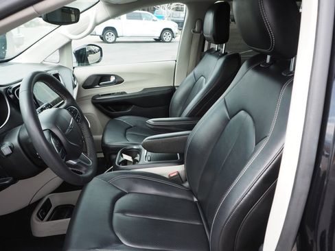 Used 2024 Chrysler Pacifica Touring-L image 13