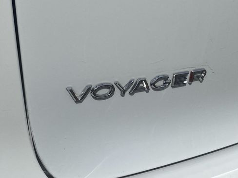 Used 2022 Chrysler Voyager LX FWD image 7