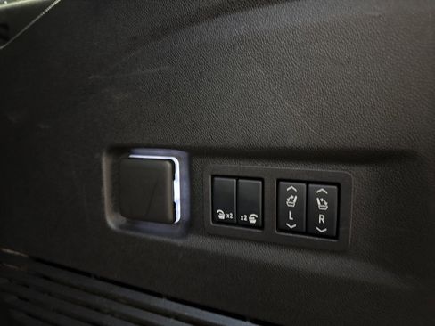 Used 2025 GMC Yukon XL Denali image 30