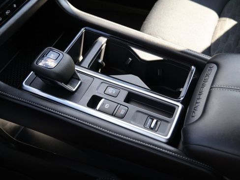 Used 2025 Nissan Pathfinder SV image 18