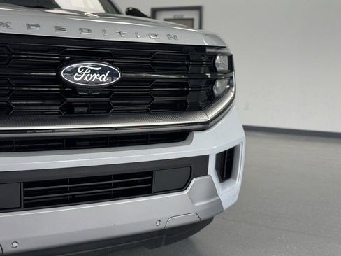 Used 2025 Ford Expedition Platinum AWD/4WD image 11