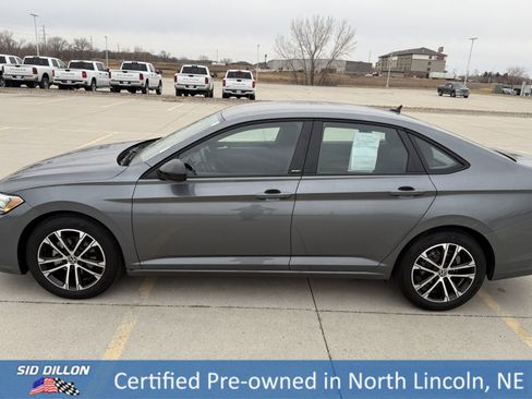 Used 2024 Volkswagen Jetta Sport image 2
