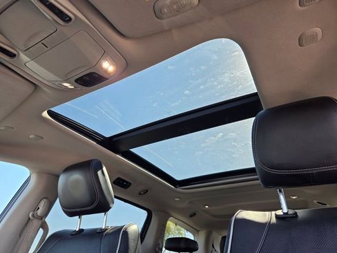 Used 2023 Chrysler Pacifica Limited image 16