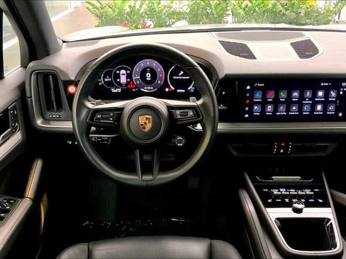 Used 2024 Porsche Cayenne image 7