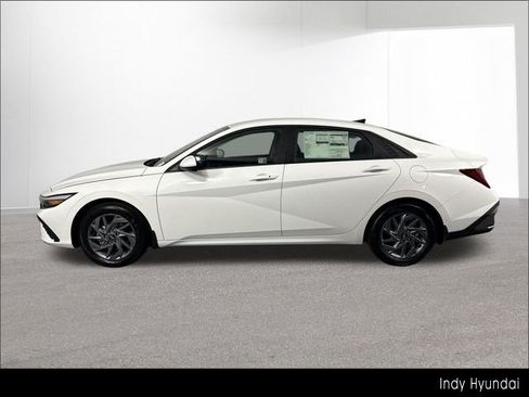 Used 2025 Hyundai Elantra Hybrid FWD image 16