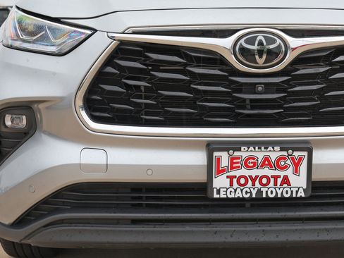 Used 2024 Toyota Highlander Limited AWD/4WD image 10
