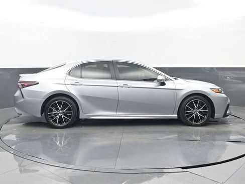 Used 2024 Toyota Camry SE image 2