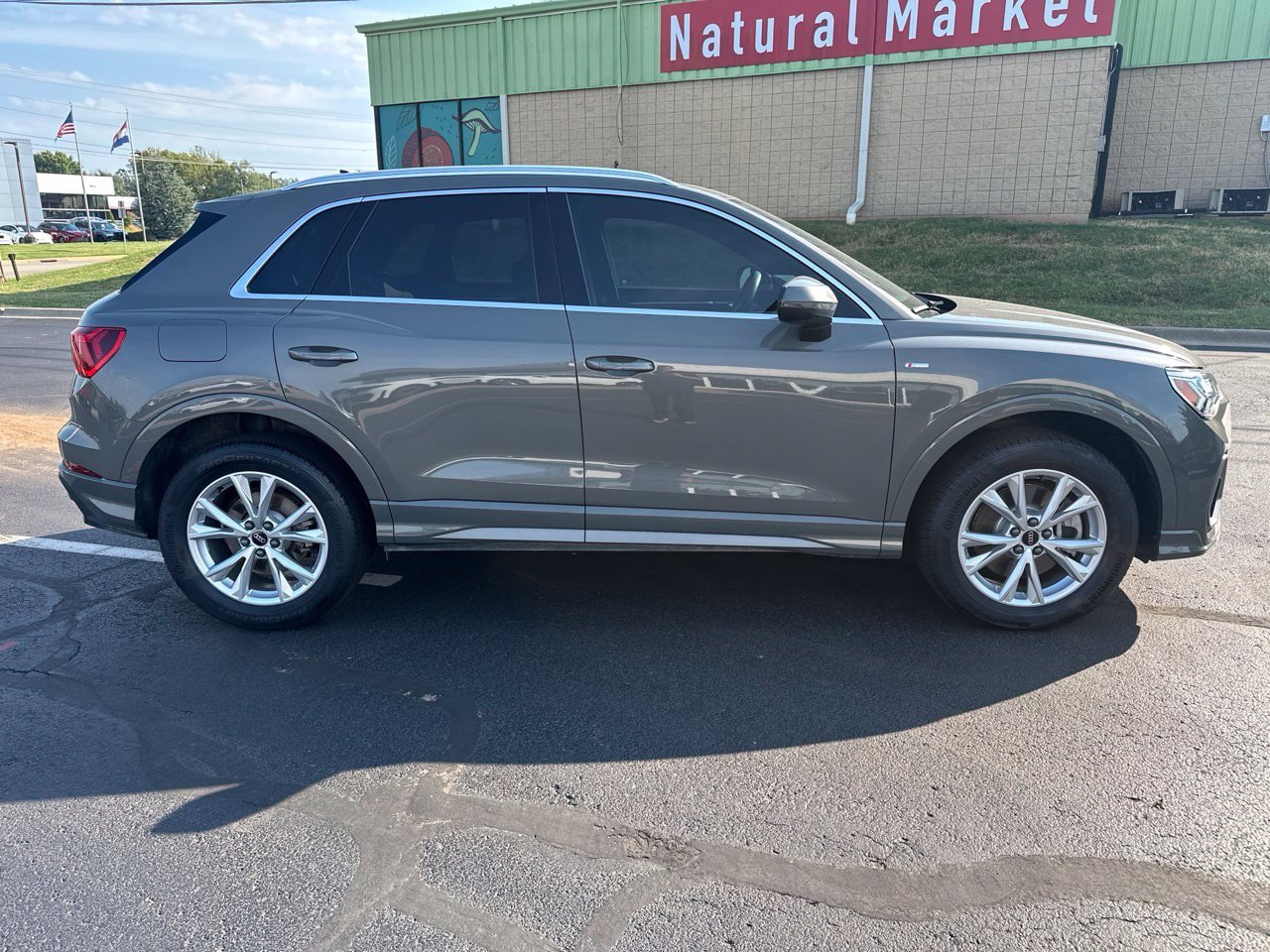 Certified 2025 Audi Q3 2.0T Premium w/ Convenience Package AWD/4WD image 2