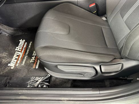 Used 2025 Hyundai Elantra SE FWD image 12
