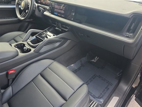Used 2025 Porsche Cayenne image 19