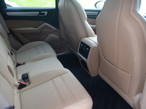 Used 2023 Porsche Cayenne Platinum Edition AWD/4WD image 13