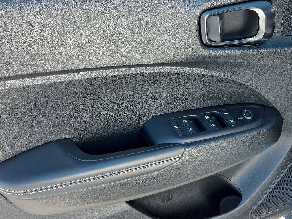Used 2024 Hyundai Venue Limited FWD image 12