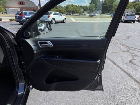 Used 2019 Jeep Grand Cherokee Laredo w/ Laredo X Package AWD/4WD image 31