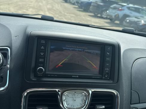 Used 2012 Chrysler Town & Country Touring w/ Entertainment Group #1 FWD image 19