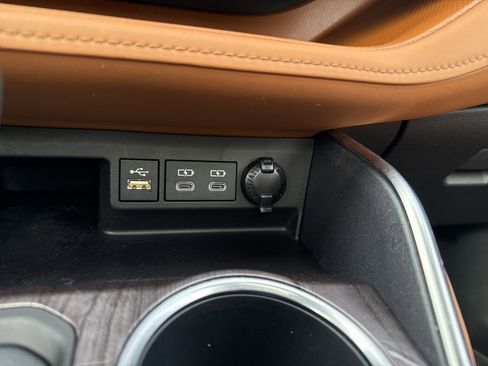 Used 2025 Toyota Highlander Platinum image 26