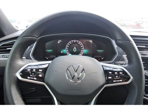 Used 2024 Volkswagen Tiguan SE R-Line image 9