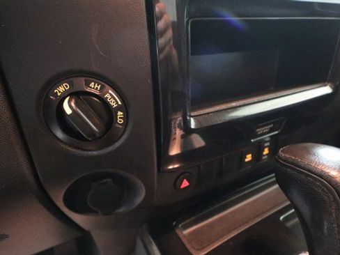 Used 2015 Nissan Titan SV w/ SV Value Truck Package AWD/4WD image 16