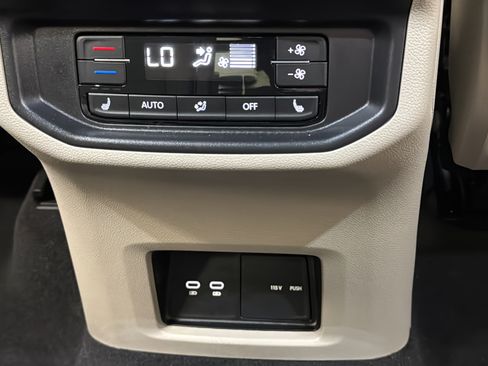 Used 2025 Volkswagen Atlas SEL AWD/4WD image 37