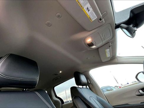 Used 2024 Chrysler Pacifica Touring-L image 22