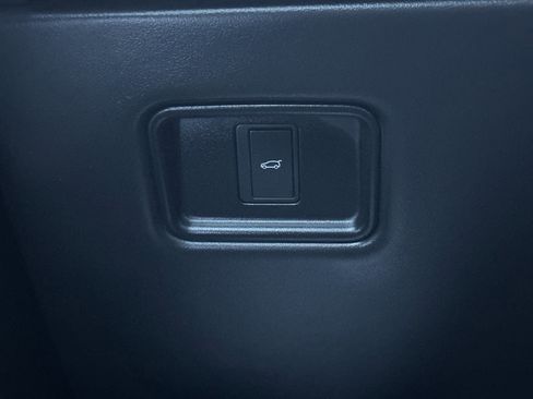 Used 2025 Land Rover Range Rover SE image 32