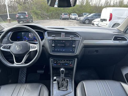 Certified 2023 Volkswagen Tiguan SE w/ Panoramic Sunroof Package FWD image 11