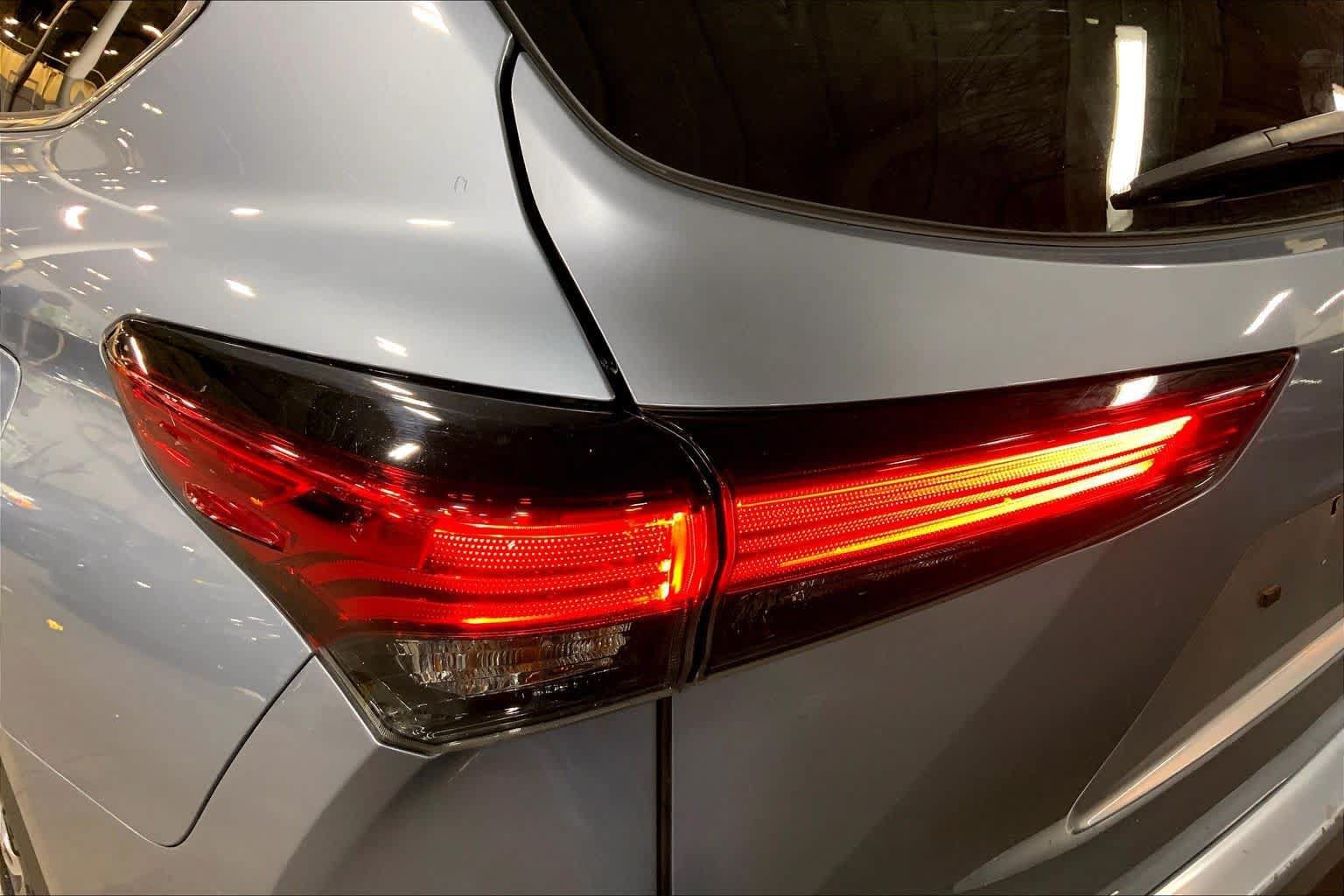 Used 2023 Toyota Highlander XLE AWD/4WD image 29