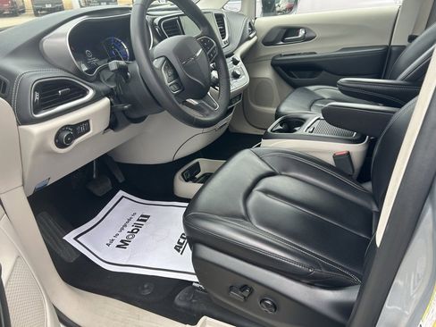 Used 2023 Chrysler Pacifica Touring-L image 4