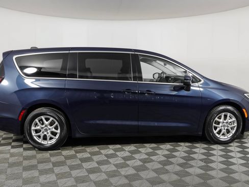 Used 2023 Chrysler Pacifica Touring-L FWD image 13