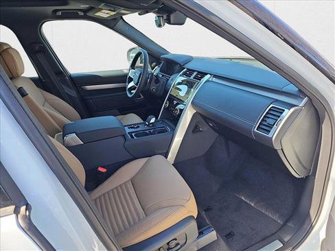 New 2025 Land Rover Discovery Dynamic SE image 11