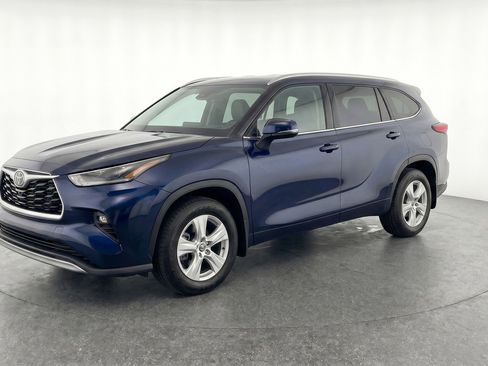 Used 2025 Toyota Highlander LE FWD image 3