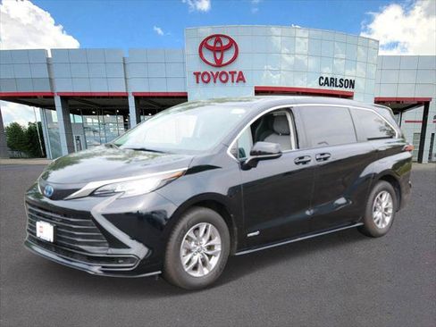 Certified 2021 Toyota Sienna LE FWD image 2